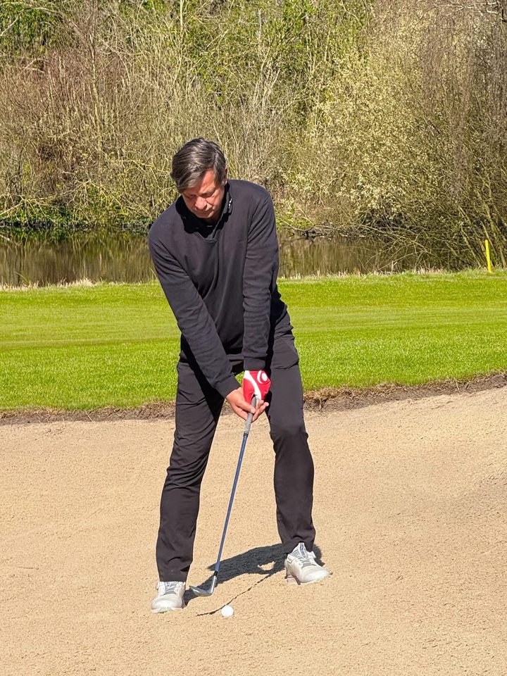 Ralph Flügge, Matchplay-Spielleiter, beim Schlag auf dem Platz